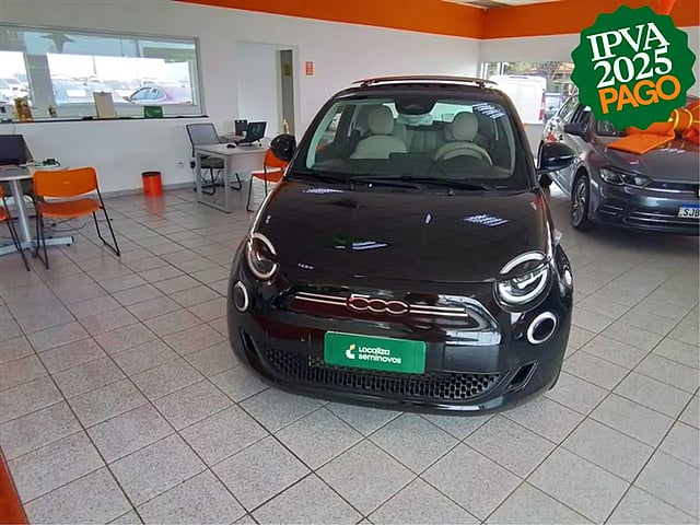 Foto de um fiat 500e 2022 icon elétrico.