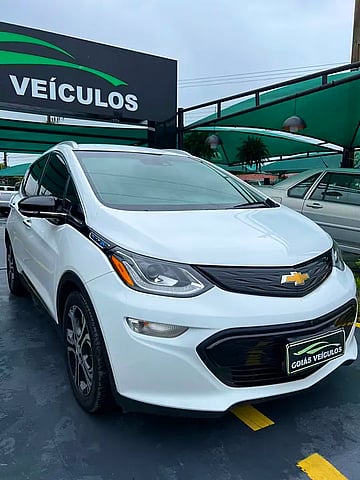 Foto de um chevrolet bolt 100% elétrico.