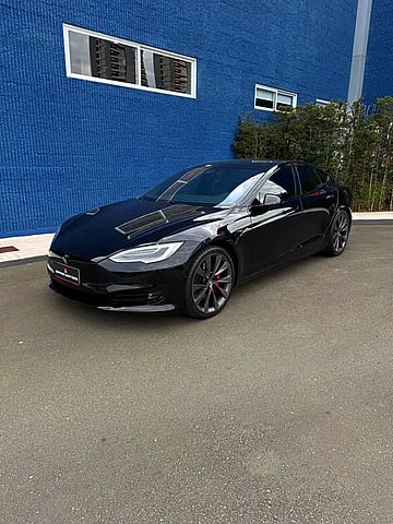 Foto de um tesla model s .