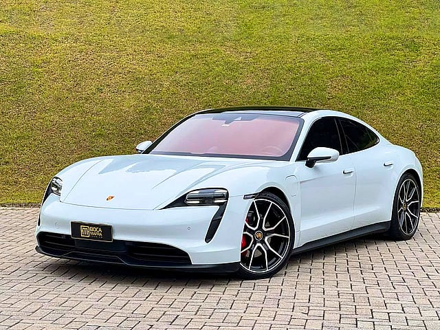 Foto de um porsche taycan 4s  branca 2023/2023.