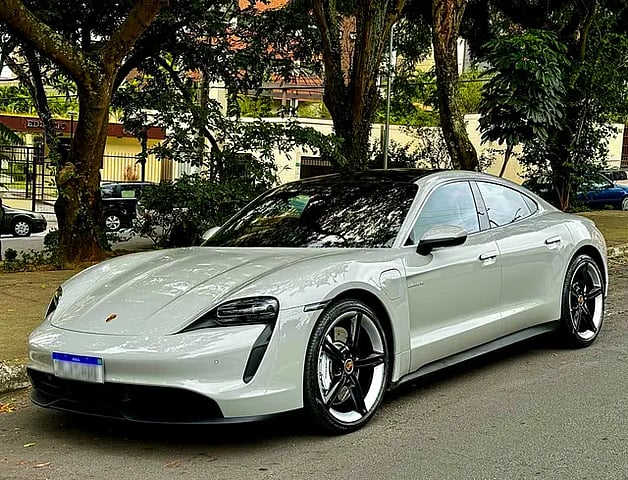 Foto de um porsche taycan 4s 2021.