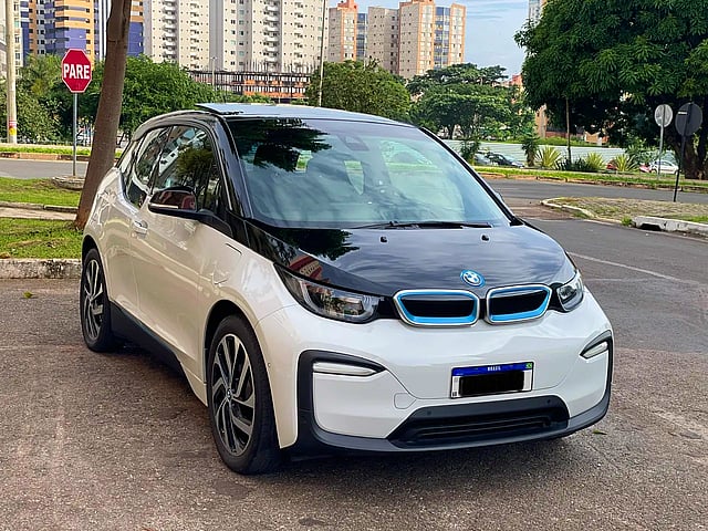 Foto de um bmw i3 rex full elétrico / gosolina - 2021.