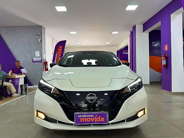 Foto de um nissan leaf aut elétrico ipva 2025 pago.