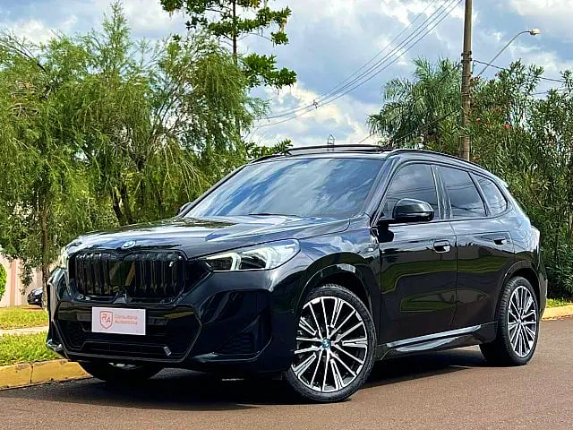 Foto de um bmw ix1 xdrive30 m sport elétrico automático.