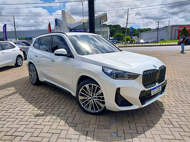 Foto de um bmw ix1 xdrive30 m sport 2024 baixa km.