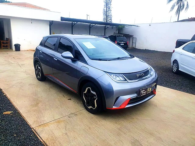 Foto de um byd dolphin 44,9 kw elétrico gs prata 2024.