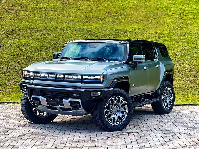 Foto de um gmc hummer ev hummer 350 ev kw ev suv edition  verde 2023/2024.