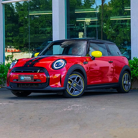 Foto de um mini cooper se top 3p (elétrico).