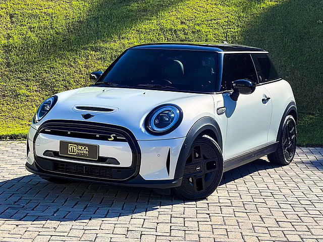 Foto de um mini cooper se elétrico  prata 2021/2022.