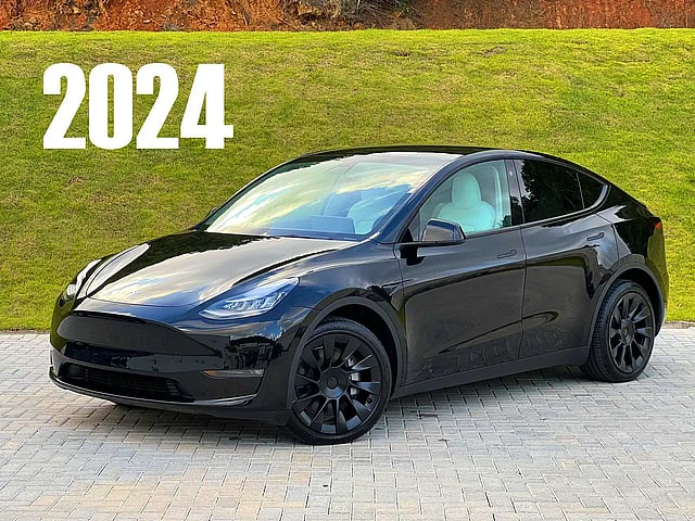 Foto de um tesla model y long range preta 2023/2024.