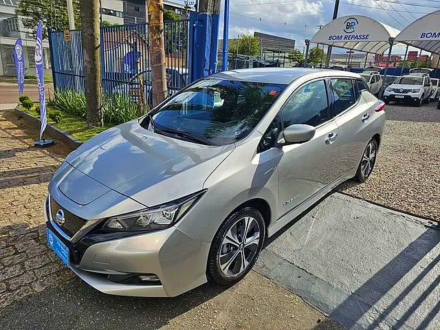 Foto de um nissan leaf tekna 2022 / 100% elétrico.