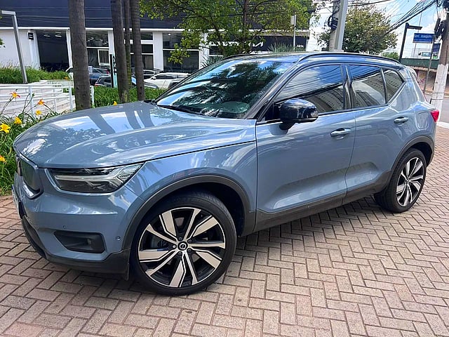 Foto de um volvo xc40 elétrico 2022.