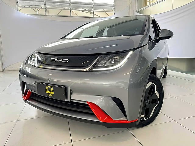 Foto de um byd dolphin ev 44,9 kw elétrico cinza 2023/2024.