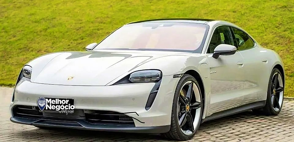 Foto de um porsche taycan 4s elétrico aut. 2022 cinza (giz).