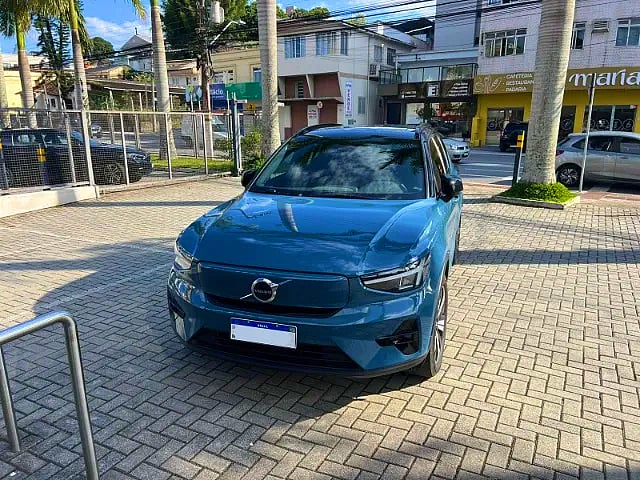 Foto de um volvo xc40 p6 plus 2023 - apenas 18.000 km.