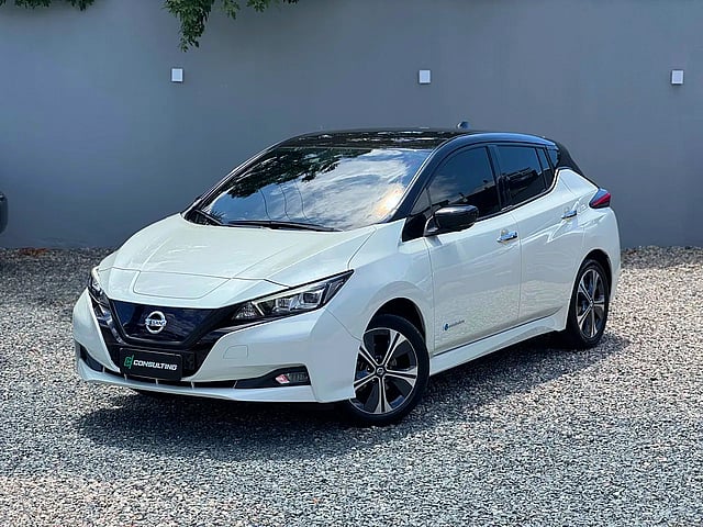 Foto de um nissan leaf (elétrico) 2022.