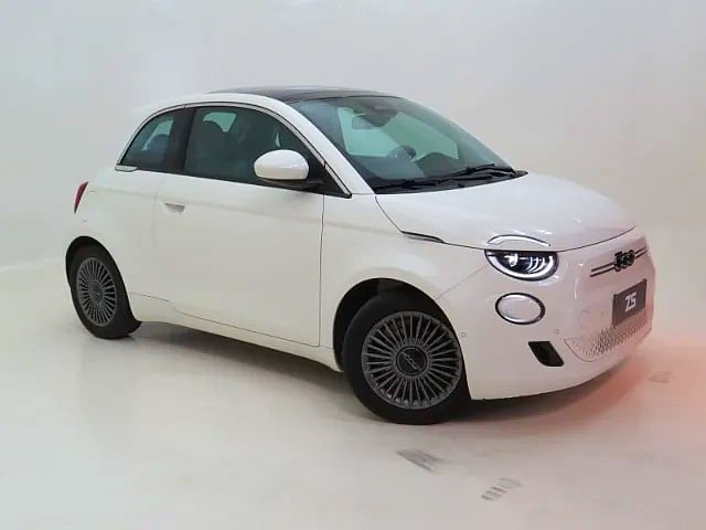 Foto de um fiat 500e icon eletrico.