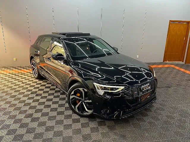 Foto de um audi e-tron sline performance black quattro.