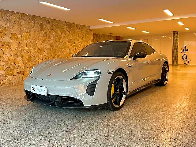 Foto de um porsche taycan turbo s blindada, 2021, apenas 5.000 km!.