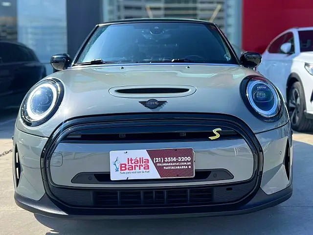 Foto de um mini cooper s eletric com 16.000km.