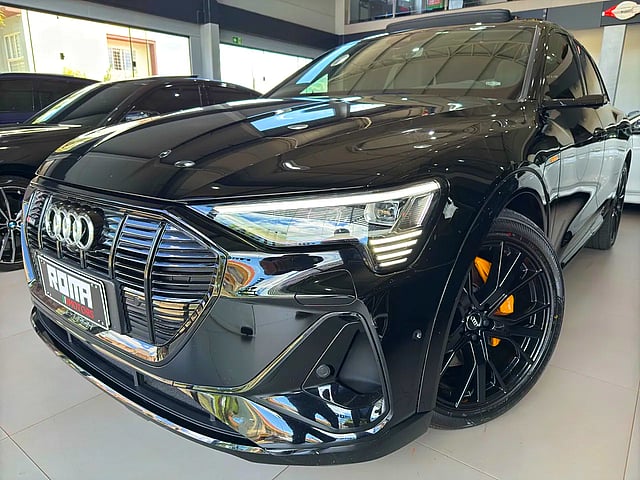 Foto de um audi e-tron performance black (2020).