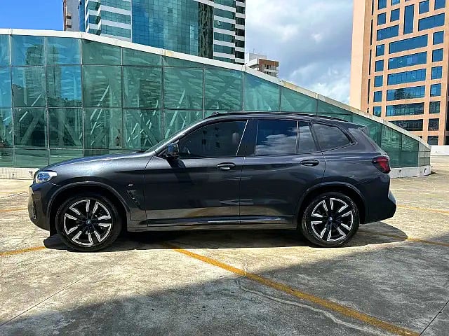 Foto de um bmw ix 3 m sport 2023, apenas 35.000 km. garantia de fabrica até abril de 2025!.