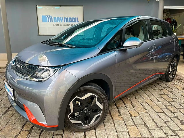 Foto de um byd dolphin 2024 44,9 kw elétrico.