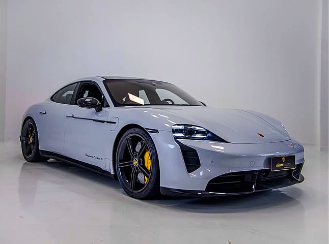 Foto de um porsche taycan turbo s 2021.