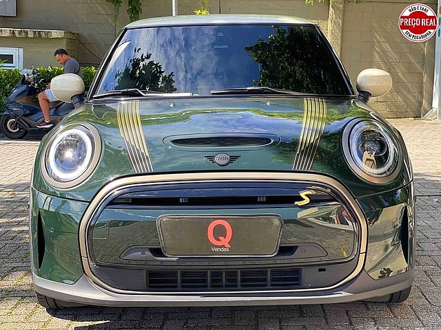 Foto de um mini cooper 2023 se resolute edition 2p elétrico.