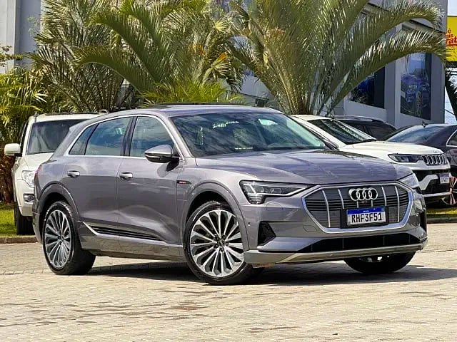 Foto de um audi e-tron performance aut. elétrico 2021.