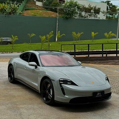 Foto de um porsche taycan 4s elétrica 2021 com apenas 7 mil km.