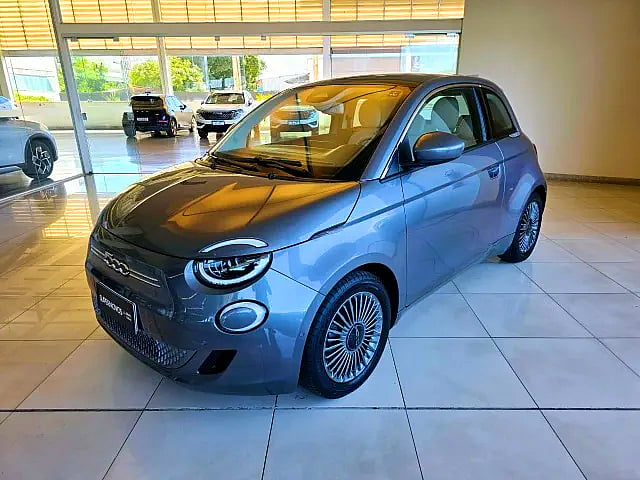 Foto de um fiat 500e icon (elétrico) 2022.