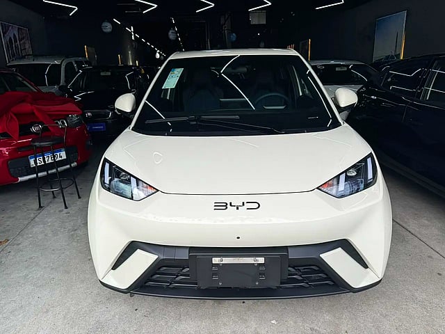 Foto de um byd dolphin 2025 44,9 kw elétrico.