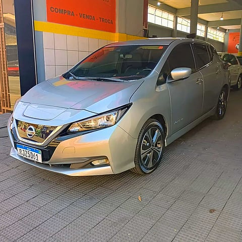 Foto de um nissan leaf nissa  eletrico ano 2022.