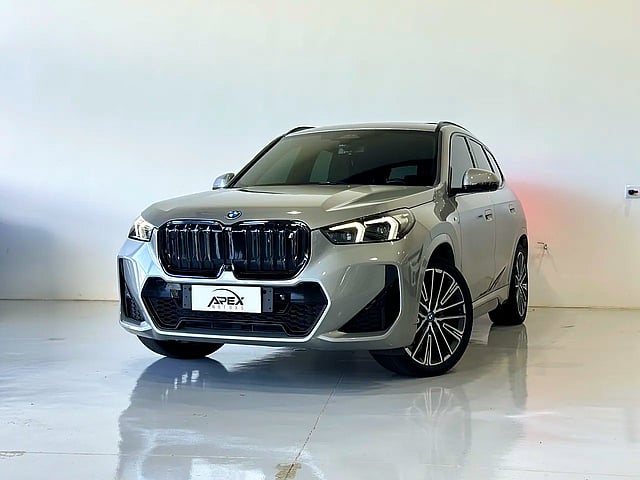 Foto de um bmw ix1 elétrico xdrive30 m sport prata 2024.