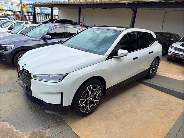 Foto de um bmw ix xdrive 40 ix 40 sdrive elétrico ano 2023.