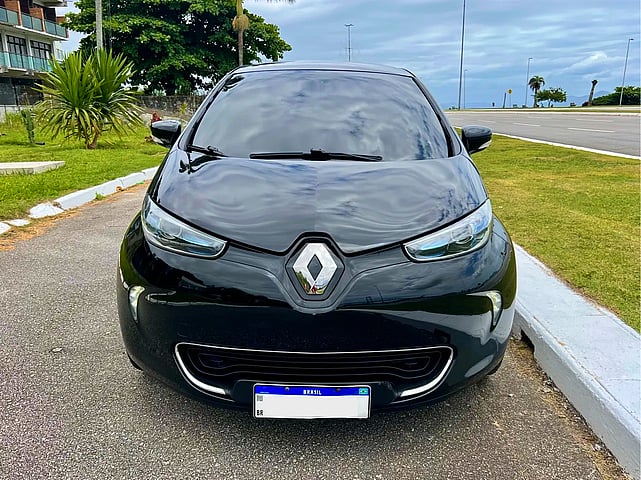 Foto de um renault zoe 100% elétrico financio uber black.