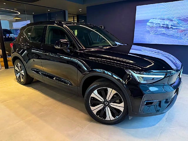 Foto de um volvo xc40 p6 recharge electric plus awd.