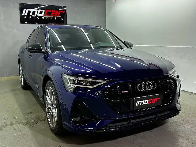 Foto de um audi e-tron 2022 performa. black aut. (elétrico).