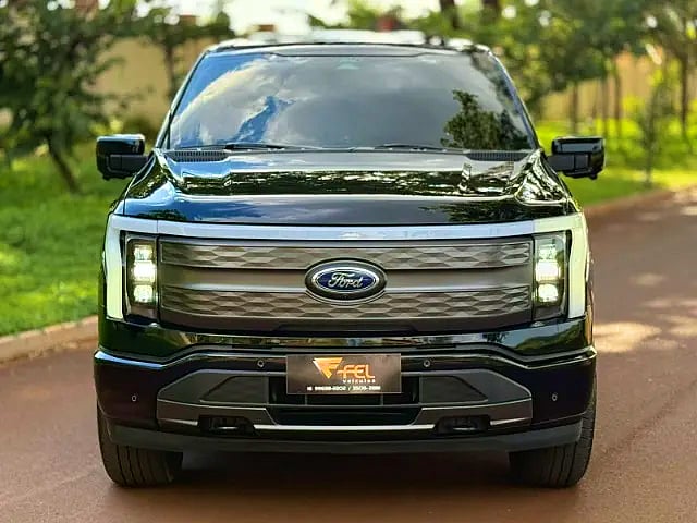 Foto de um ford f-150 lightning lariat 2022.