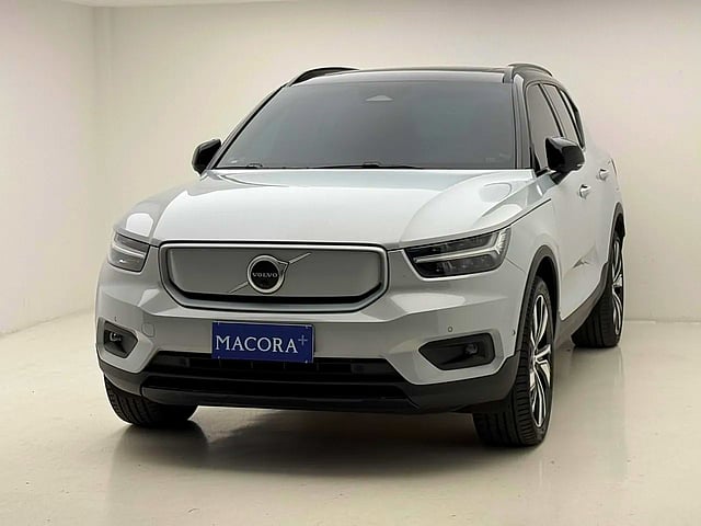 Foto de um volvo xc40 pure (elétrico)  prata 2021/2022.