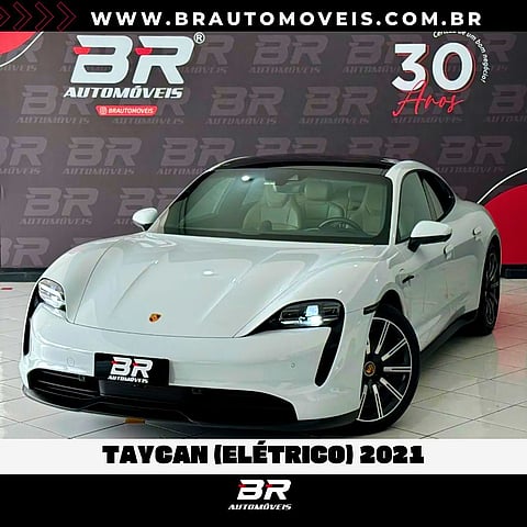 Foto de um porsche taycan (elétrico).