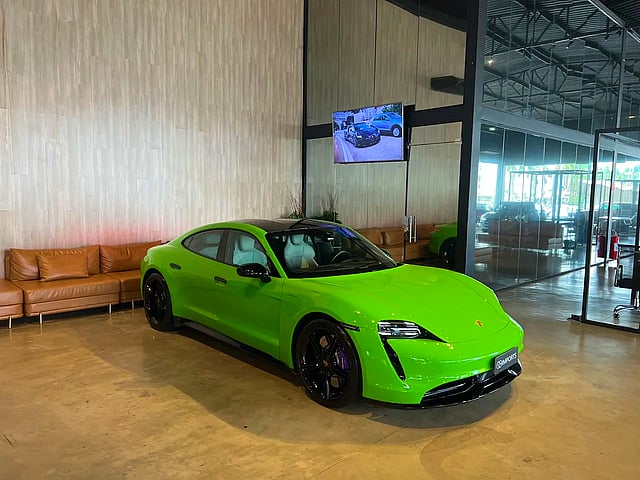 Foto de um porsche taycan bev elétrico.