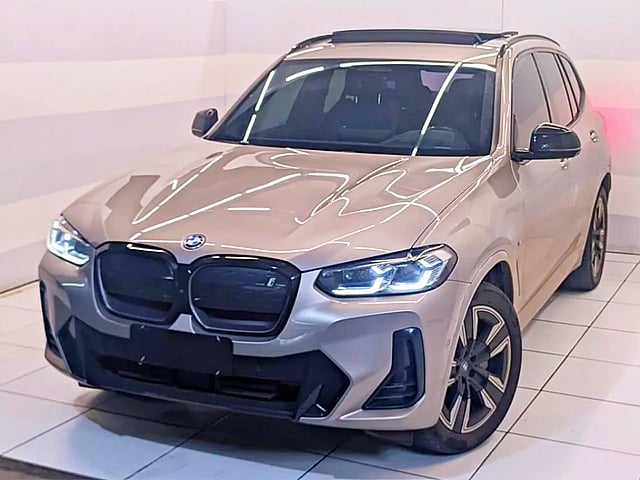 Foto de um bmw ix 3 2022 elétrico m sport.