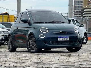 Foto de um fiat 500e icon (elétrico) 2022.