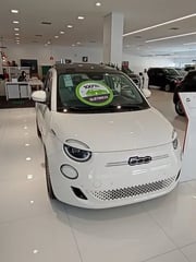 Foto de um fiat 500e icon elétrico 2022 0km.