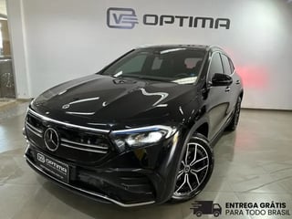 Foto de um mercedes-benz eqa 250 elétrico.