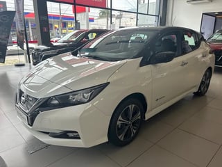 Foto de um nissan leaf tekna 100% elétrico.