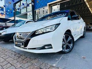 Foto de um nissan leaf aut. (elétrico).