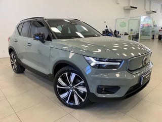 Foto de um volvo xc40 p8 recharge awd com baixíssima km blindada.